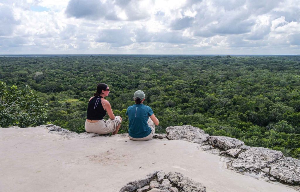 Vue en haut de la pyramide de Nohoch Mul à Coba