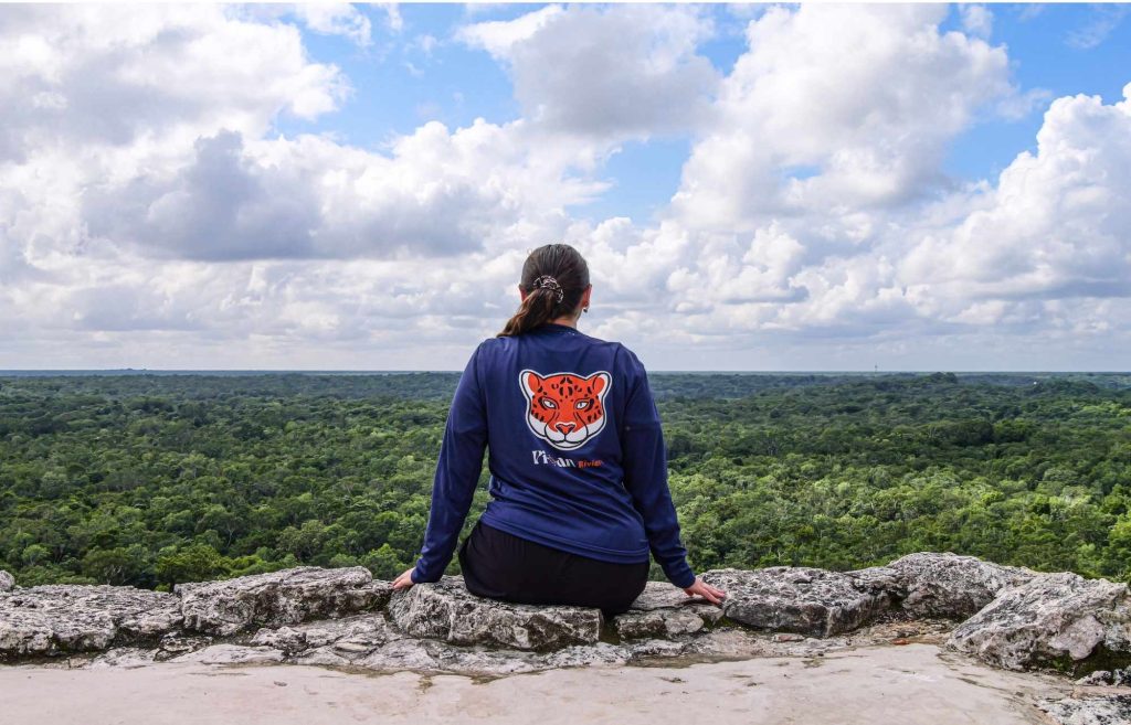 Vue en haut de la pyramide de Nohoch Mul à Coba