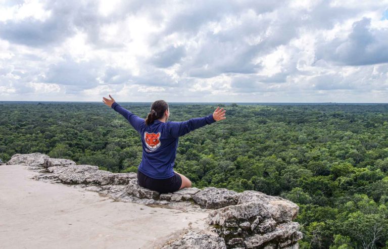 Vue en haut de la pyramide de Nohoch Mul à Coba