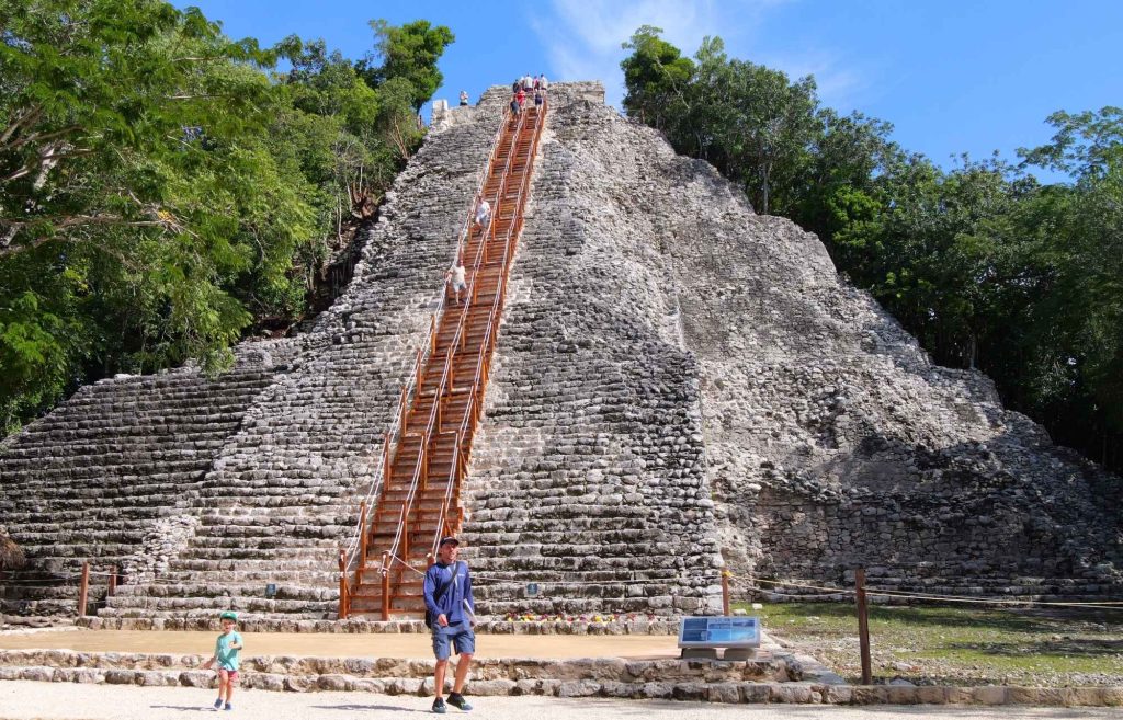 Le nouvel escalier pour monter en haut de la pyramide de Coba !