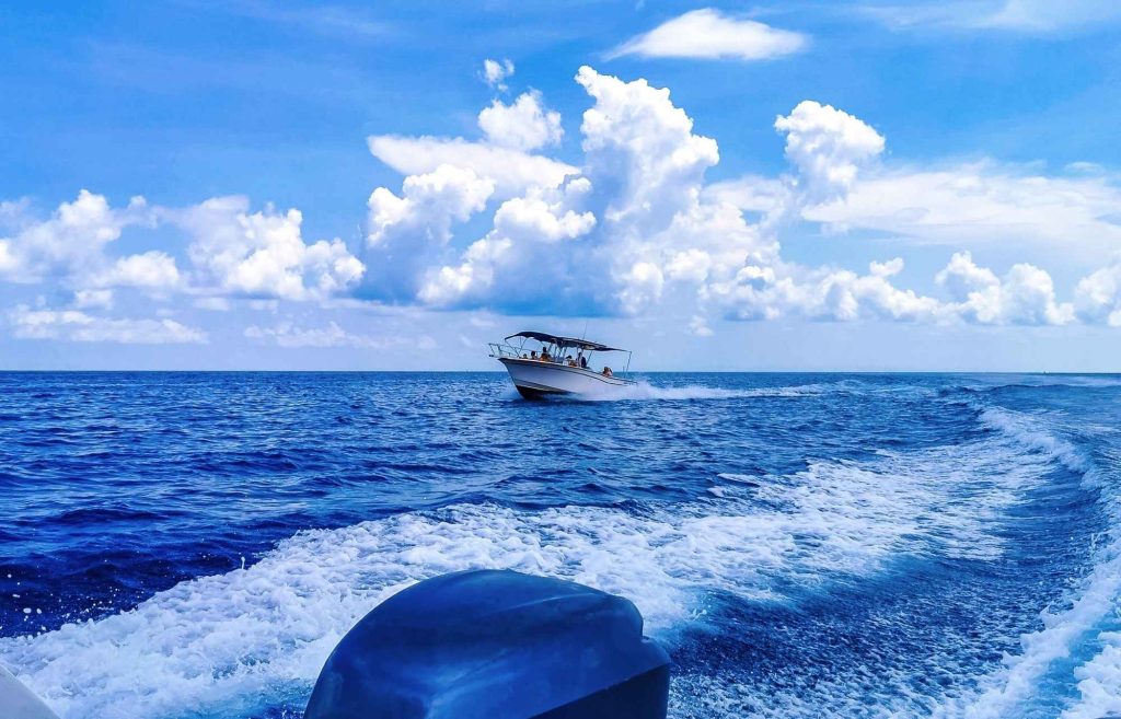 Un bateau traversant de Cancun à Isla Contoy